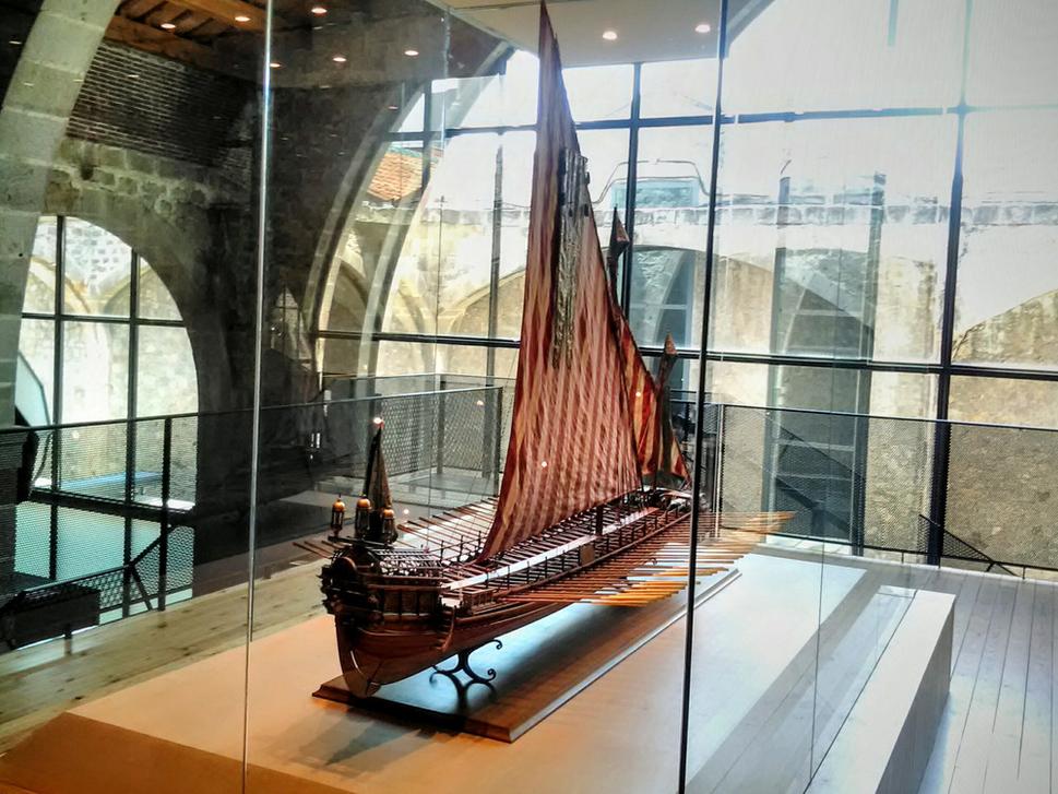 Zmenšený model galéry Reial so stožiarom, veslami a ostatnými detailami