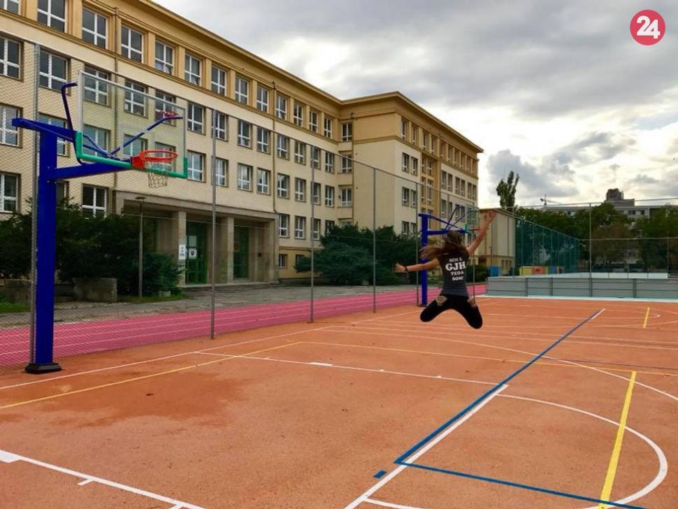 Nedávno bol rekonštruovaný športový areál patriaci škole