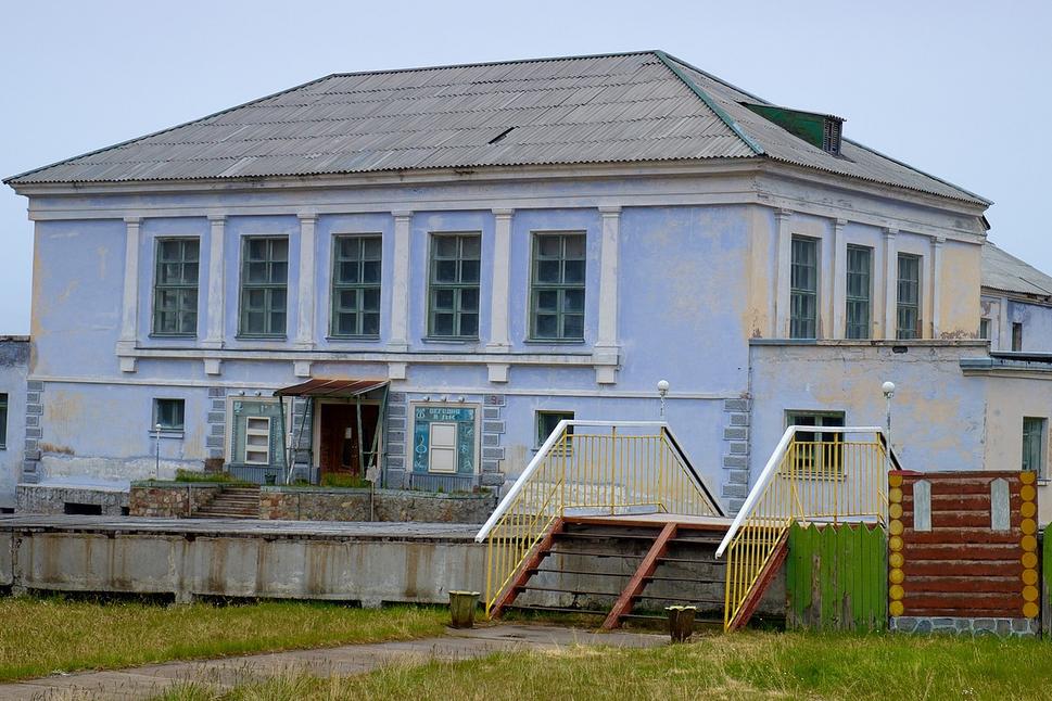 Škola a škôlka.