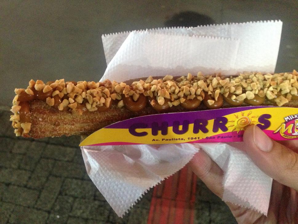 A toto je môj obľúbený dezert - churros. Je to fritované cesto, plnené dulce de lece, co je také karamelizované mlieko, alebo nutellou a posypaný orieškami.