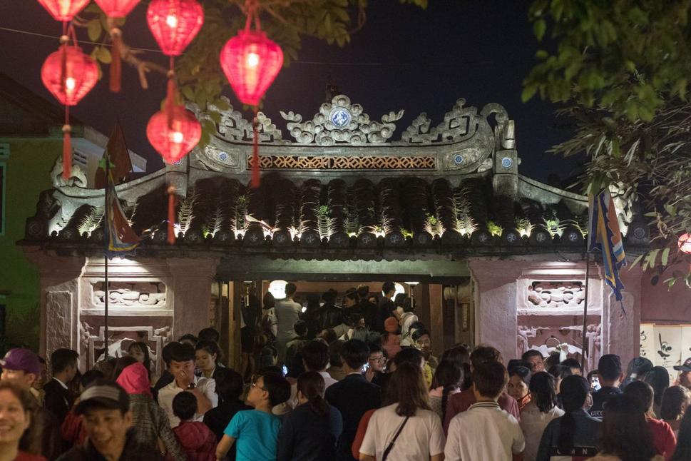 Preplnené centrum mesta a Japonský most