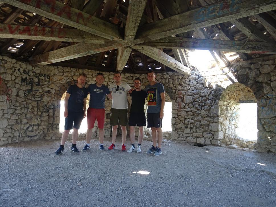 Vo veži pevnosti s našou novou posilou z Belgicka (vľavo)
