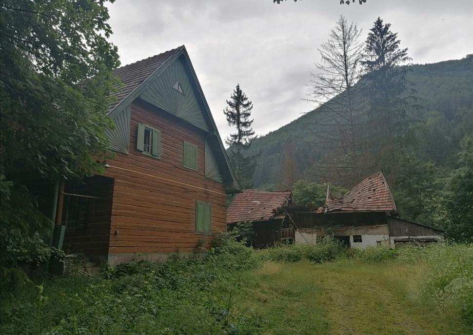 ruina v pozadí