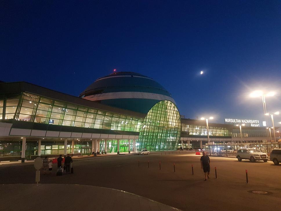 Astana, letisko ktoré ako inak, nesie názov prezidenta. Po príchode na toto letisko ma dole v príletovej hale oslovil taxikár, ten istý ako aj prvý raz keď som do Astany priletel a neveril som vlastným ušiam, keď mi začal rozprávať, že si ma pamätá.