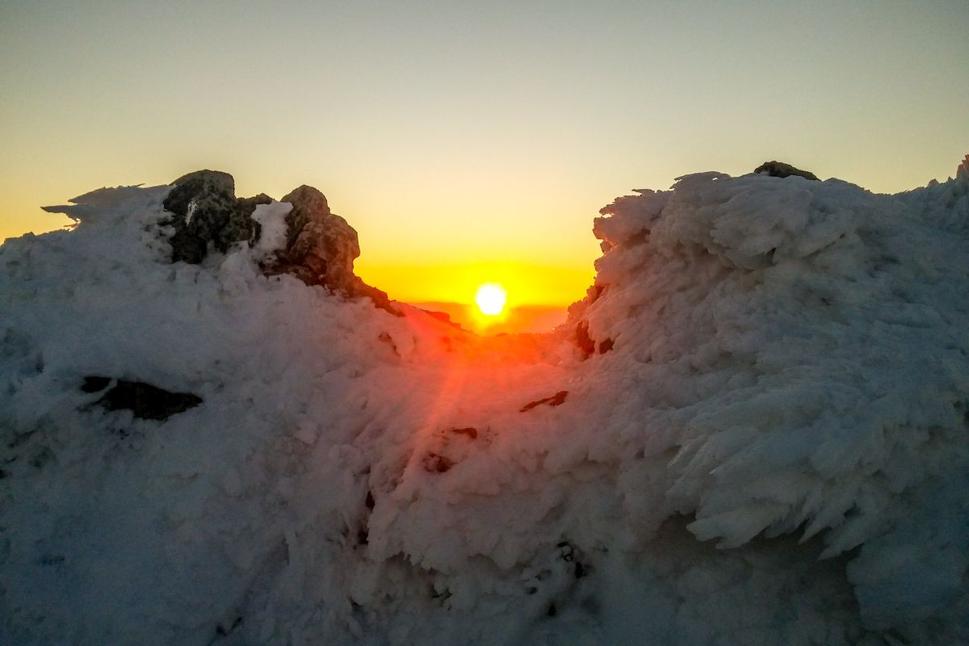 Slnko pekne prekukuje