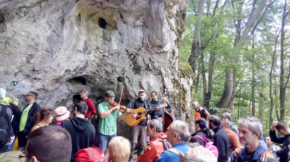 ...iný koncert sa odohrával aj pred vchodom do jaskyne.