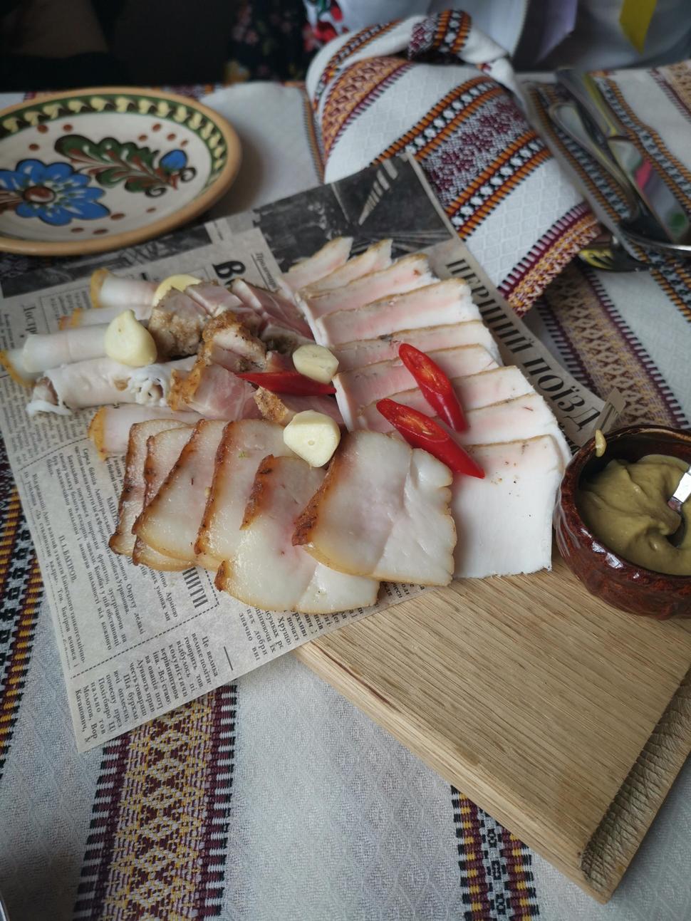 ukrajinské salo, na akože novinovom papieri