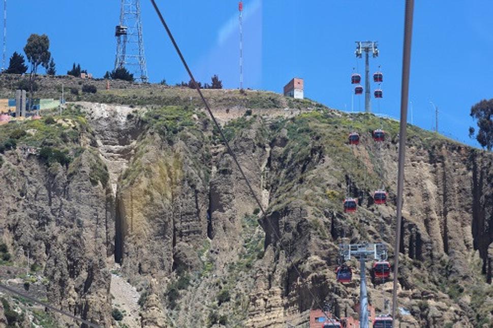 Červená linka El Teleferico, pohľad zo strednej stanice lanovky hore na El Alto