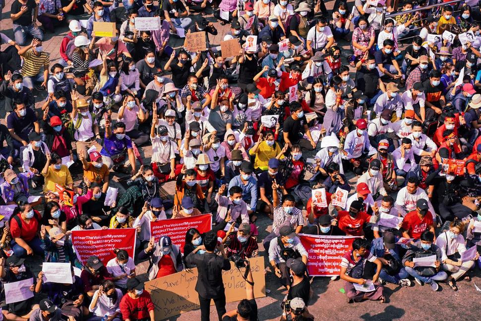 Protestujúci sa usadili pred nákupným centrom a takto dávali najavo svoju nespokojnosť so situáciou