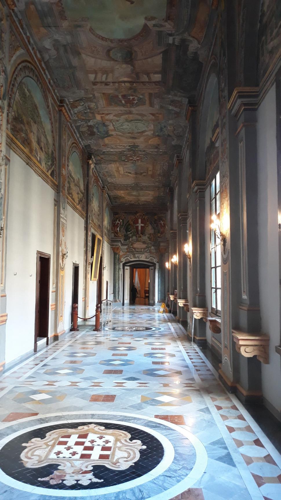 Nádherne zdobené chodby v Grandmaster’s palace