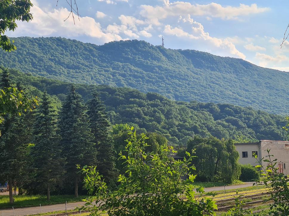 Pohľad na vysielač na Dievčenskej skale z Krásnohorskej Dlhej Lúky