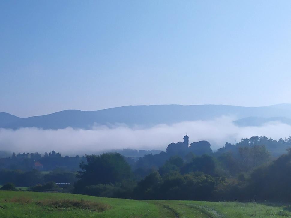 Ranná inverzia nad obcou Sása.
