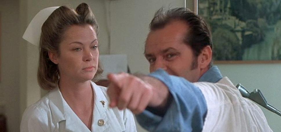 • Estelle Louise Fletcherová ako vrchná sestra Ratchedová a Jack Nicholson ako Randle Patrick McMurphy vo filme Prelet nad kukučím hniezdom. •