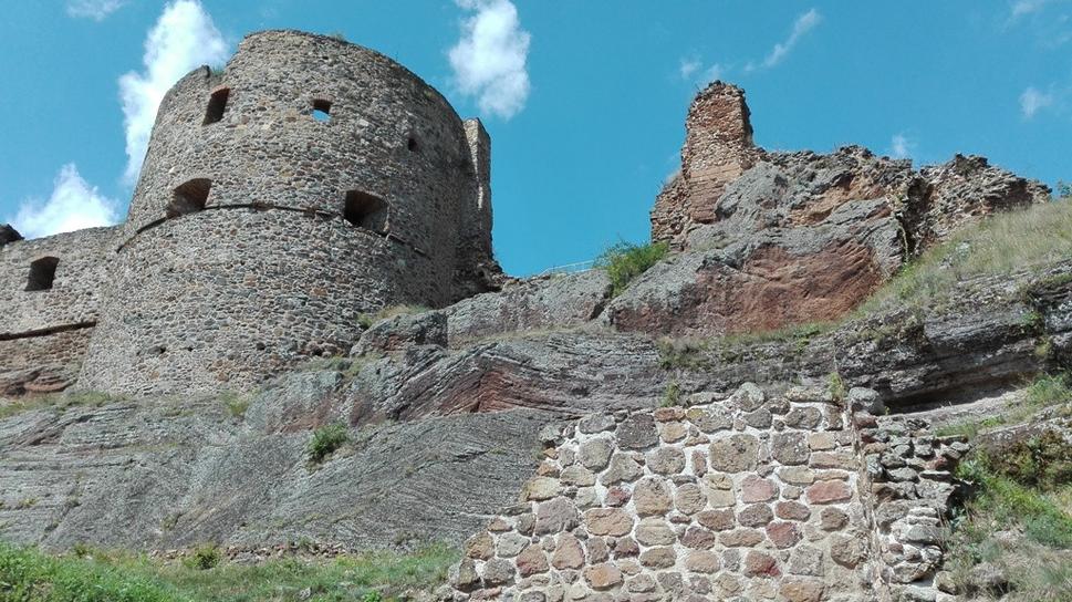 Časť robustnej zrúcaniny.