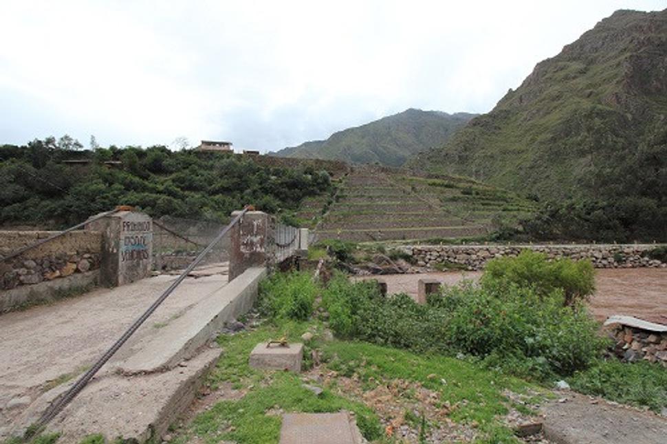 Ollantaytambo - "historický" most a pohľad na mesto od rieky