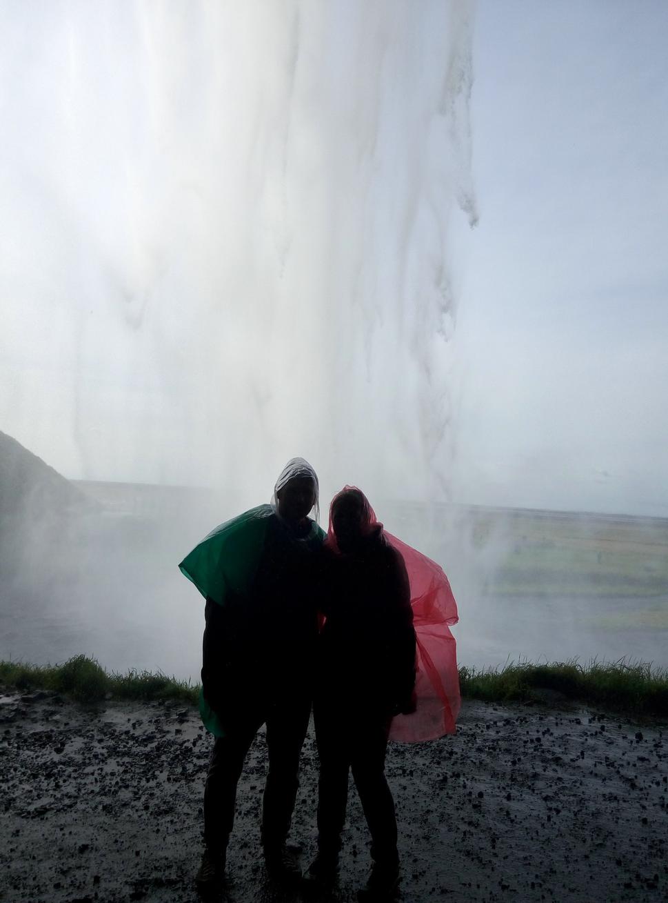 Za vodopádom Seljalandsfoss