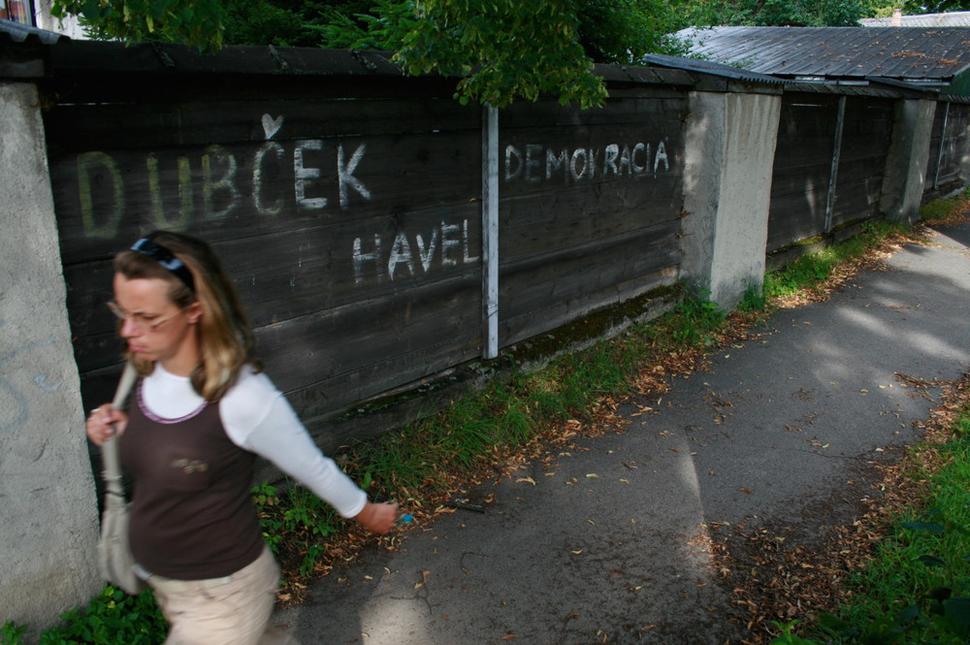 • Starý plot. V dňoch augusta 1968 naň ktosi zelenou farbou napísal 'Dubček Demokracia.' V novembrových dňoch 1989 niekto bielou farbou pôvodný nápis obnovil a dopísal k nemu 'Havel.' O niekoľko rokov neskôr bol plot 'vynovený' a oba historické nápisy boli zatreté tmavohnedou farbou. •