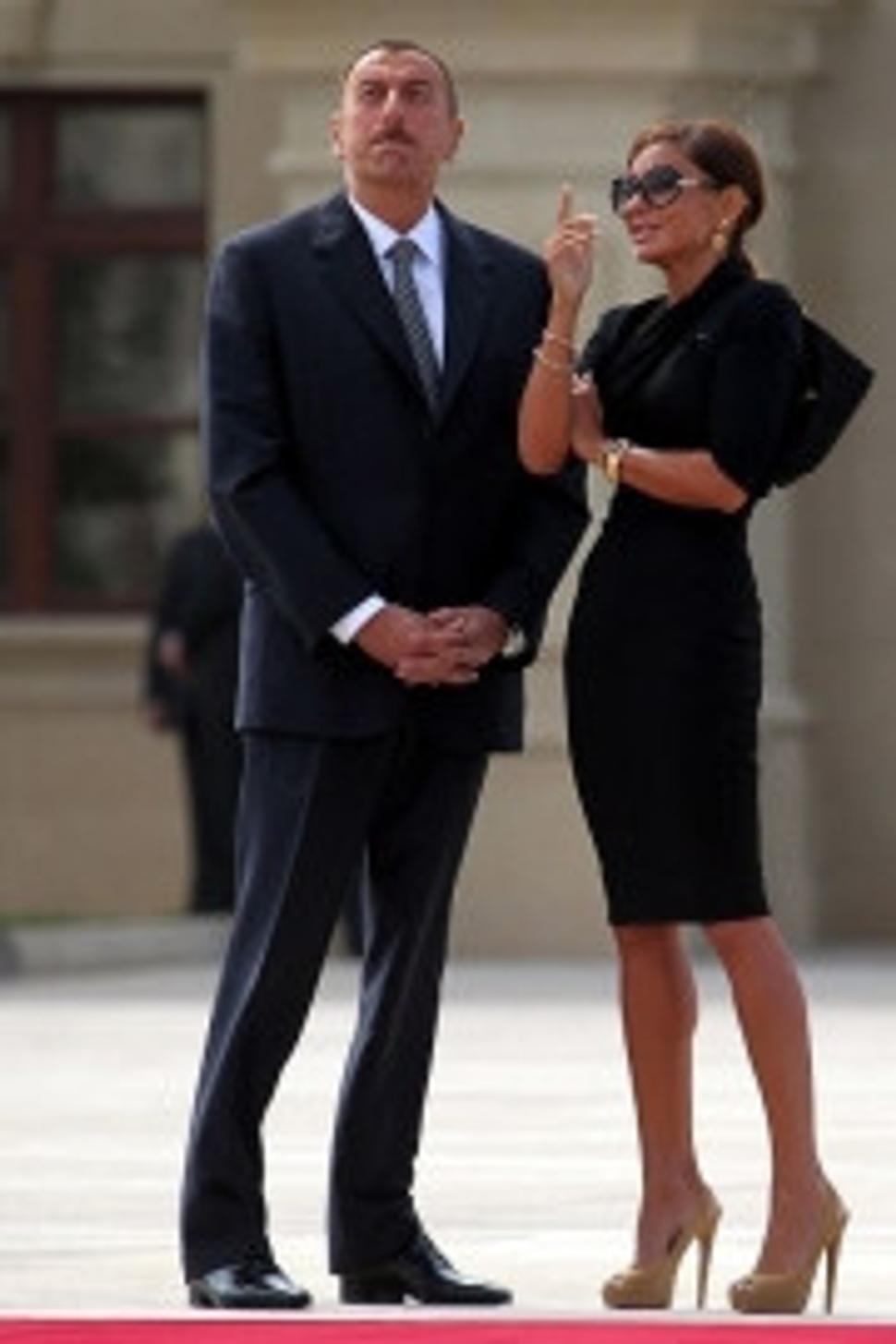 Prezident Alijev na obhliadke haly pre finále súťaže