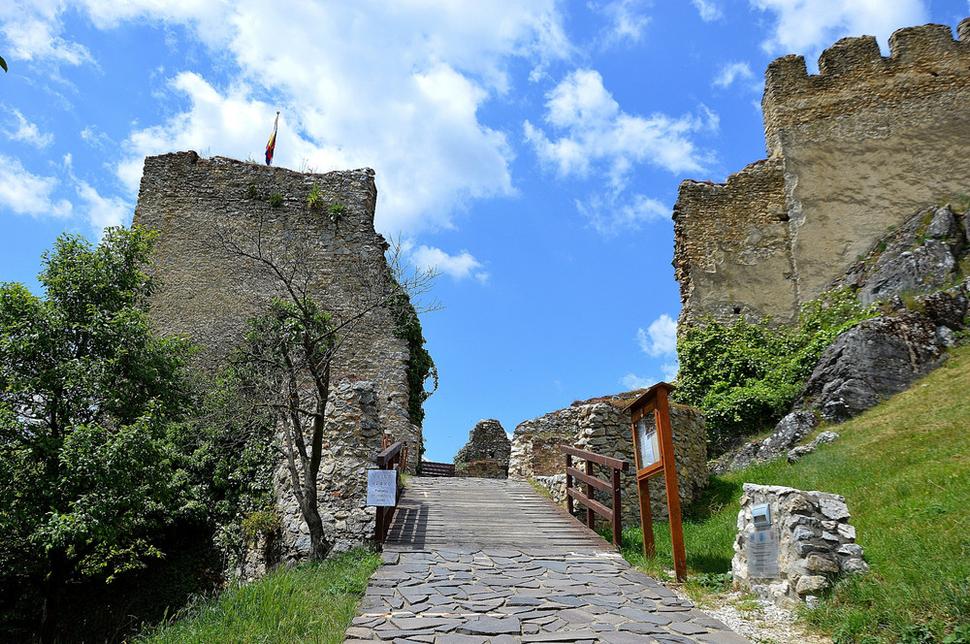 prvá vstupná brána na hrad