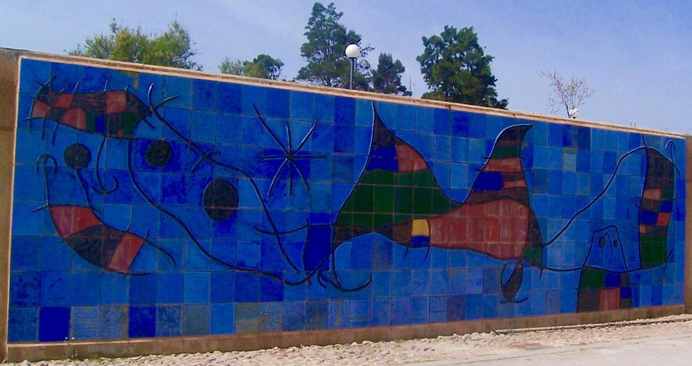 • Joan Miró i Ferrà: Keramická stena v Palma de Mallorca. •