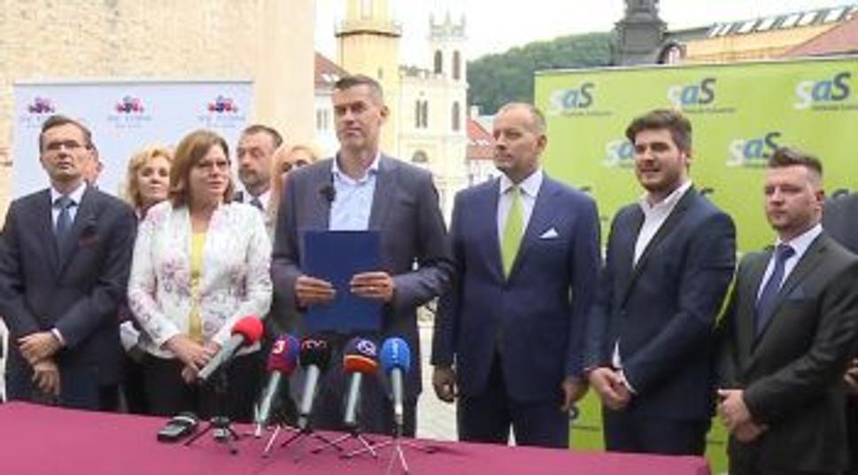 Exsmerák a neúspešný politický kandidát podnikateľ Igor Kašper ( v strede), dnes člen strany Sme Rodina-Boris Kollár