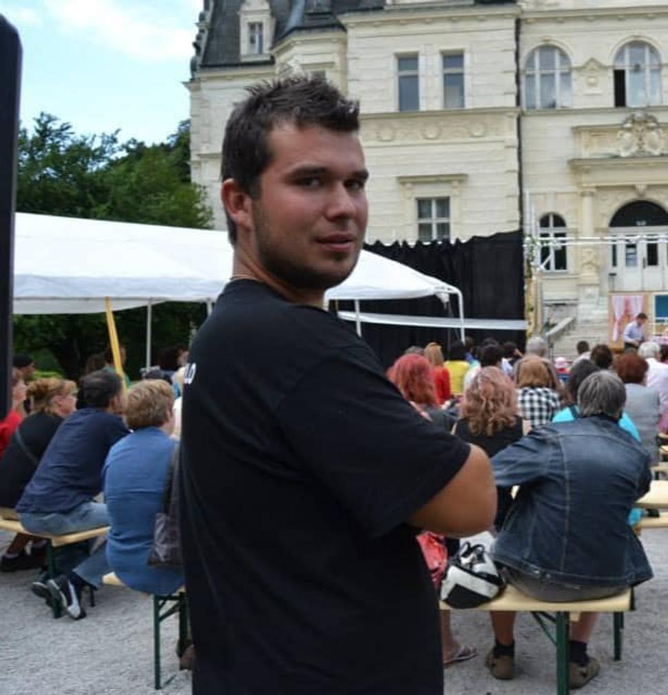 Diváci a hlavný organizátor Kasiopeafestu sledujú predstavenie