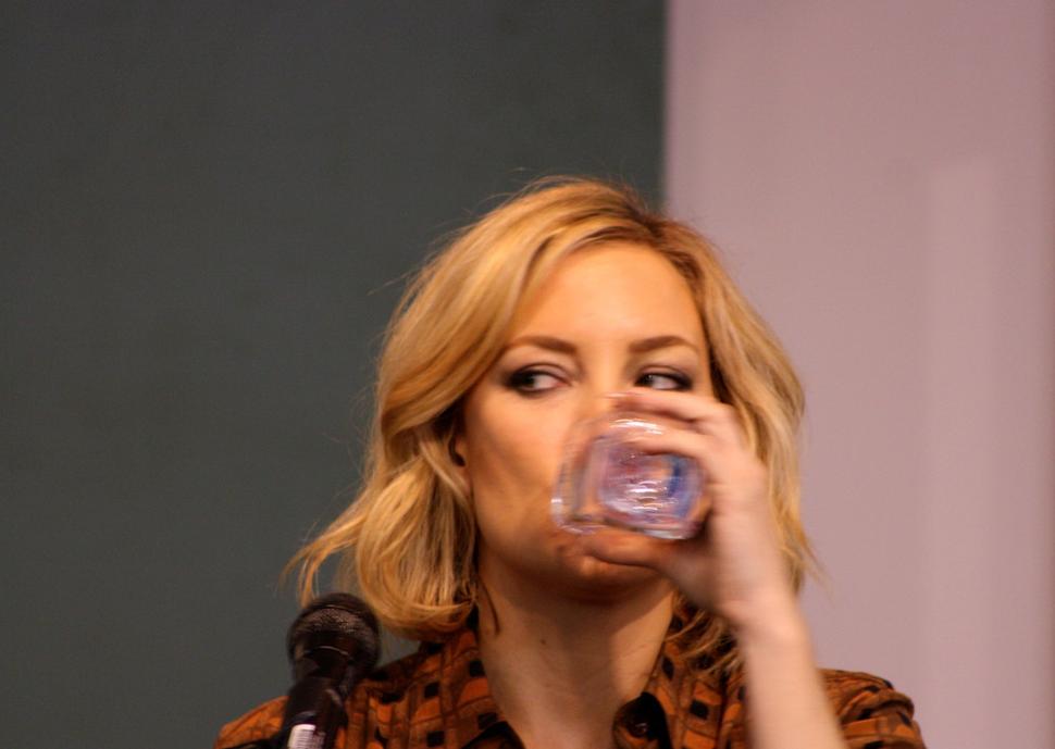 Kate Hudson počas diskusie o jej novej knihe