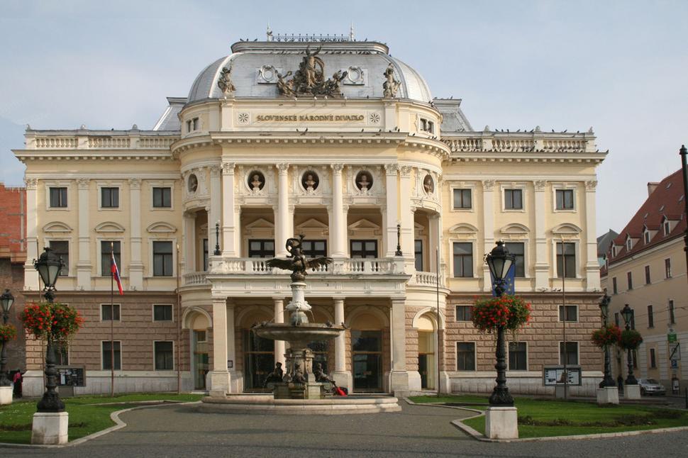 Bratislava - Historická budova Slovenského národného divadla