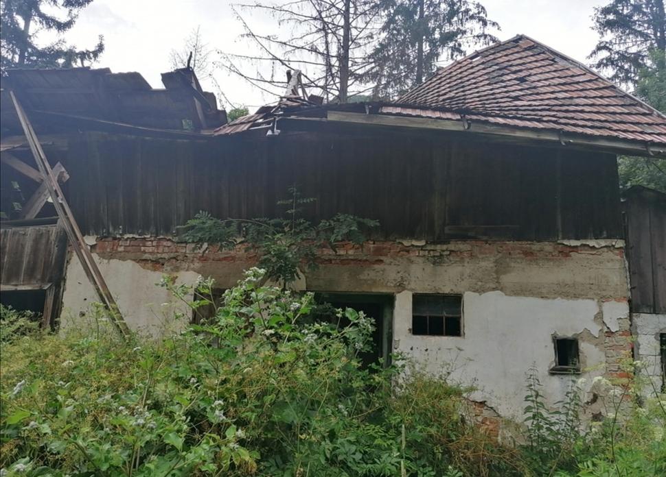 pokračuje znova murovka s preborenou strechou
