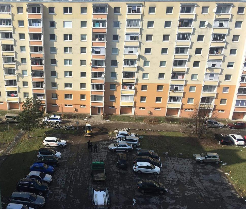 Rozmiestňovanie balvanov a mapovanie situácie príslušníkmi polície