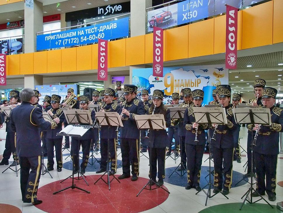 Orchester v nákupnom centre