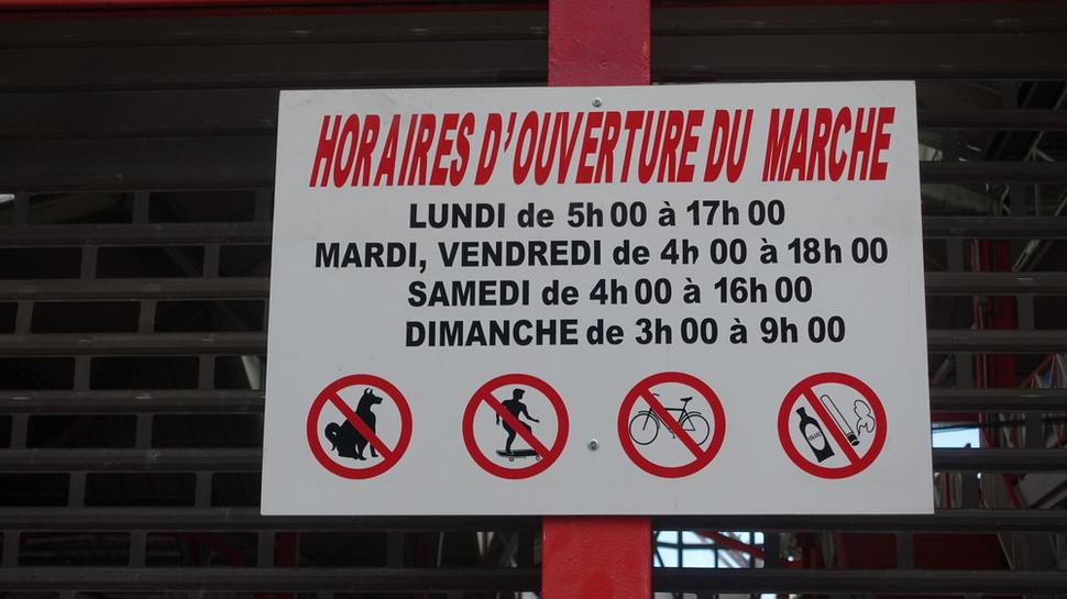 Otváracie hodiny tržnice. Autor: Ľubor Šešera, licencia: CC BY-SA 4.0.