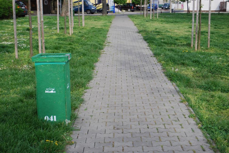 Kôš v parčíku Hattalová. Tráva je o poznanie čistejšia.