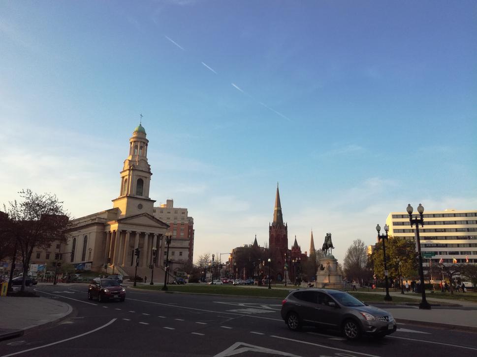 National City Christian Church v popredí a za ním Luther Place Memorial Church. Dominanty Thomas Circle Parku.