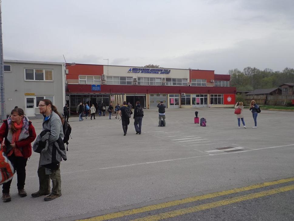 Letisko pri Tuzle síce na prvý pohľad nevyzerá ako medzinárodné letisko, ale nápis na budove nás uistil, že sme správne.
