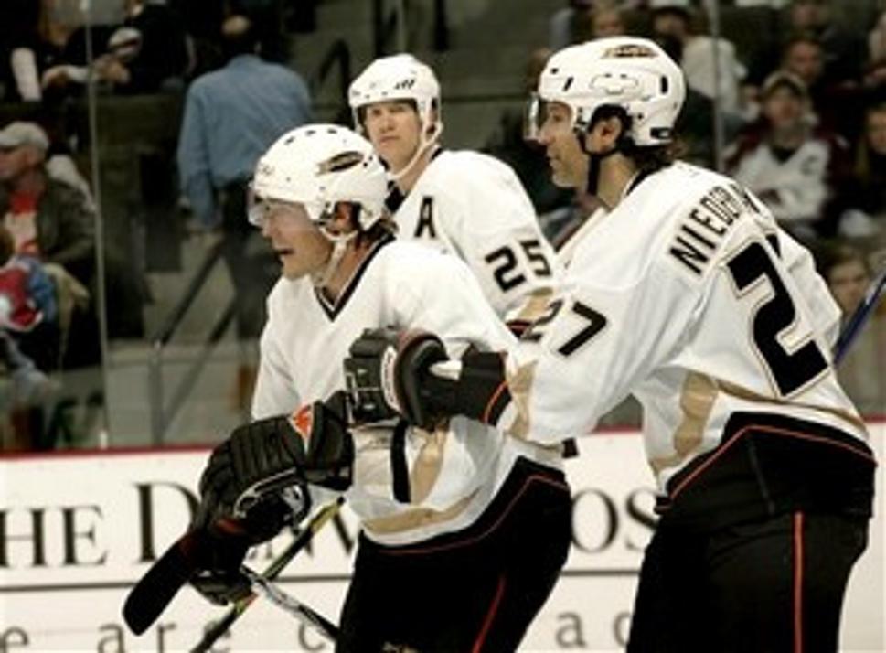 Trojica hviezd Anaheimu - zľava doprava Teemu Selanne, Chris Pronger a Scott Niedermayer