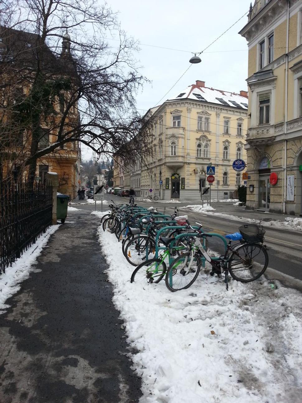 Prečo je na západe toto možné a u nás nie? Len tak odparkované bicykle a nikomu nevadia. Upravené chodníky. Poriadok.