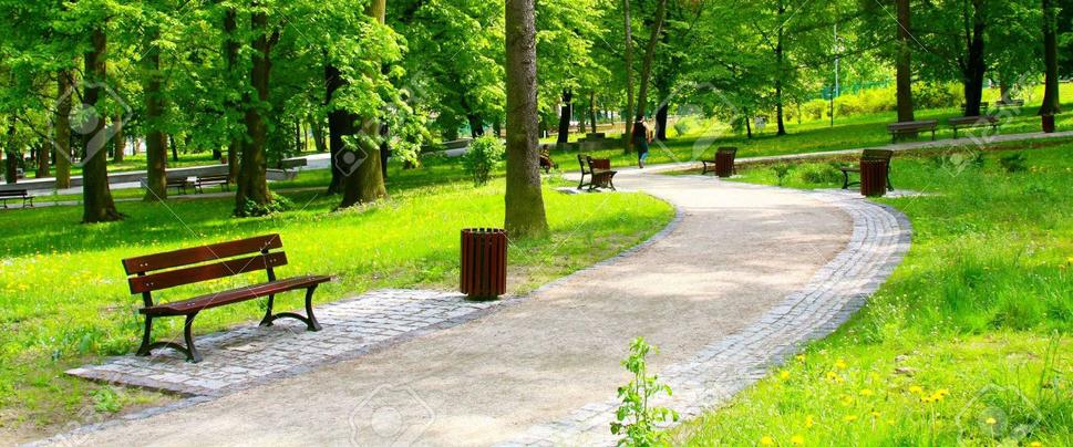Park s lavičkami a košmi