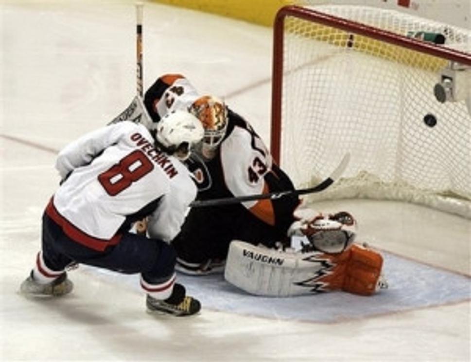 Alexander Oveckin striela vitazny gol v 6. zapase serie s Philadelphiou