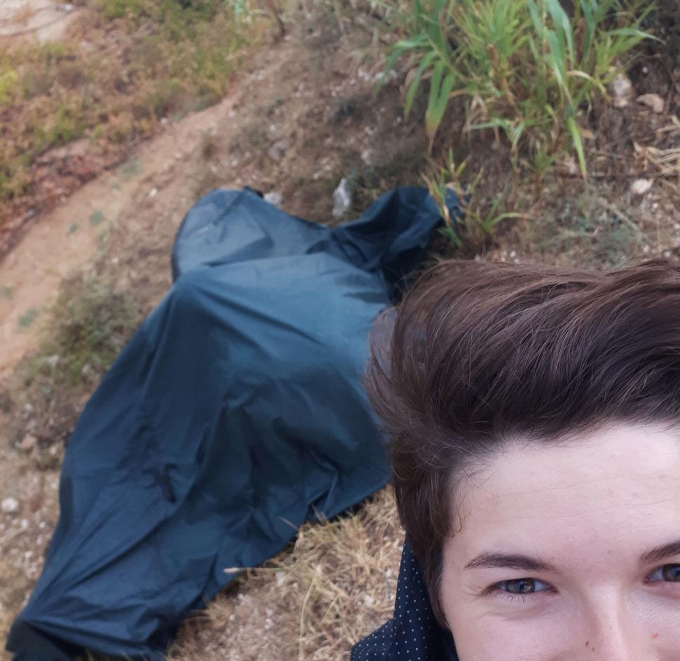 To zelené na zemi je naša celta. Pod ňou sa skrýva Lukáš a 2x málá vrtká favoritka.