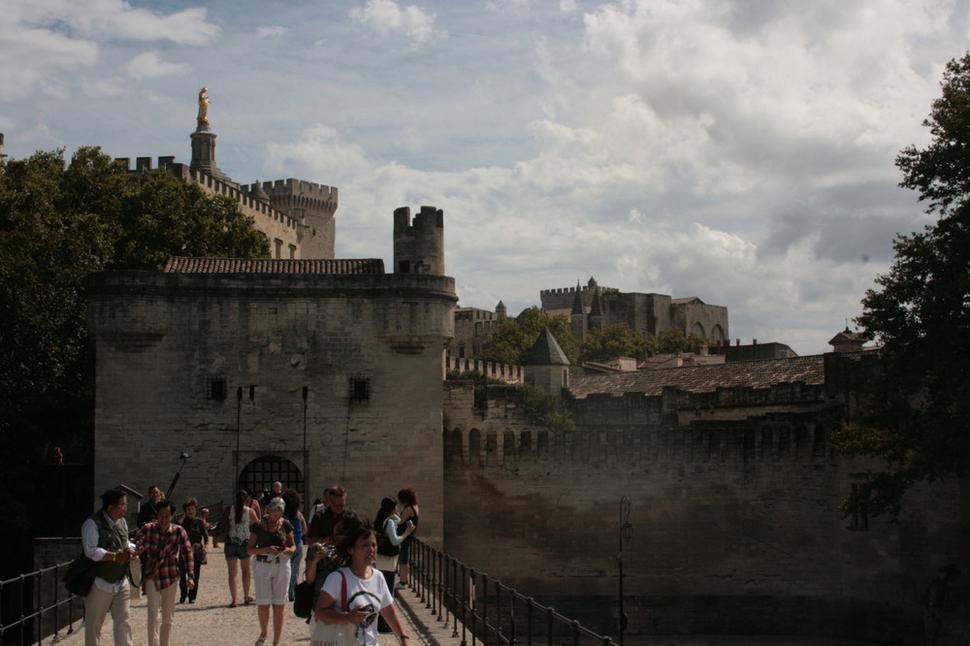Pohľad z mosta na Avignon, nad ktorým sa týči pápéžský palác.