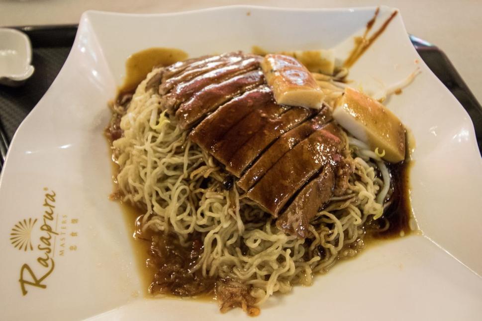 Kačka s nudlami za cca 4,23 € v nákupnom centre veďla Marina Bay Sands