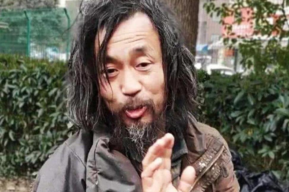 Najnovšia internetová celebrita v Shanghaji: “SHANGHAJSKÝ PROFESOR Z ULICE”
