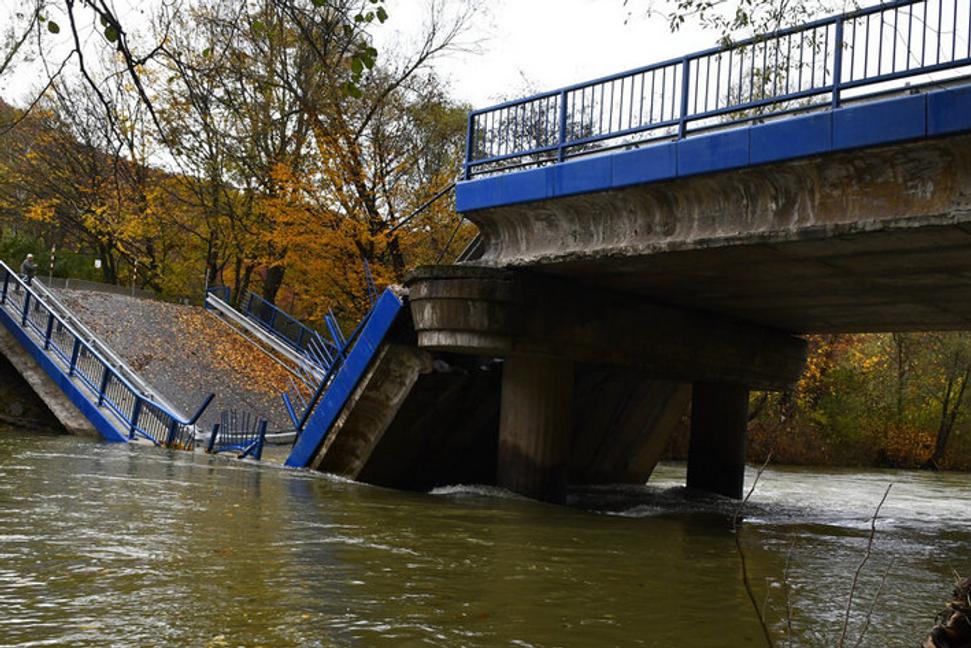 Zrútené mosty na Slovensku