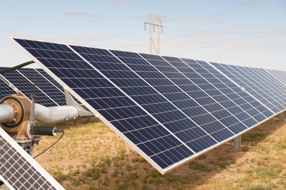 Plnia svet solárnymi panelmi, ale nie zelenými
