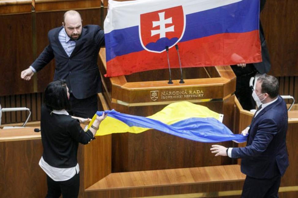 O obrátenej vlajke, vode a zaťatých pästičkách poslanca Medveckého z ĽSNS