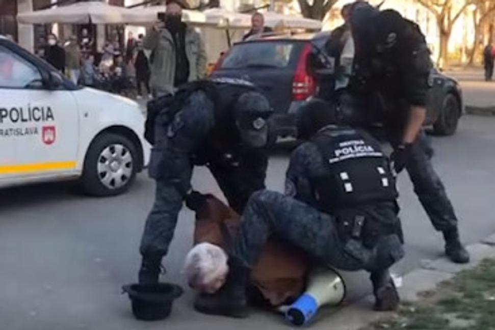 Ako zbila Vallova mestská policia dôchodcu len preto, že Maroša Žilinku označil za vlastizradcu.+ video