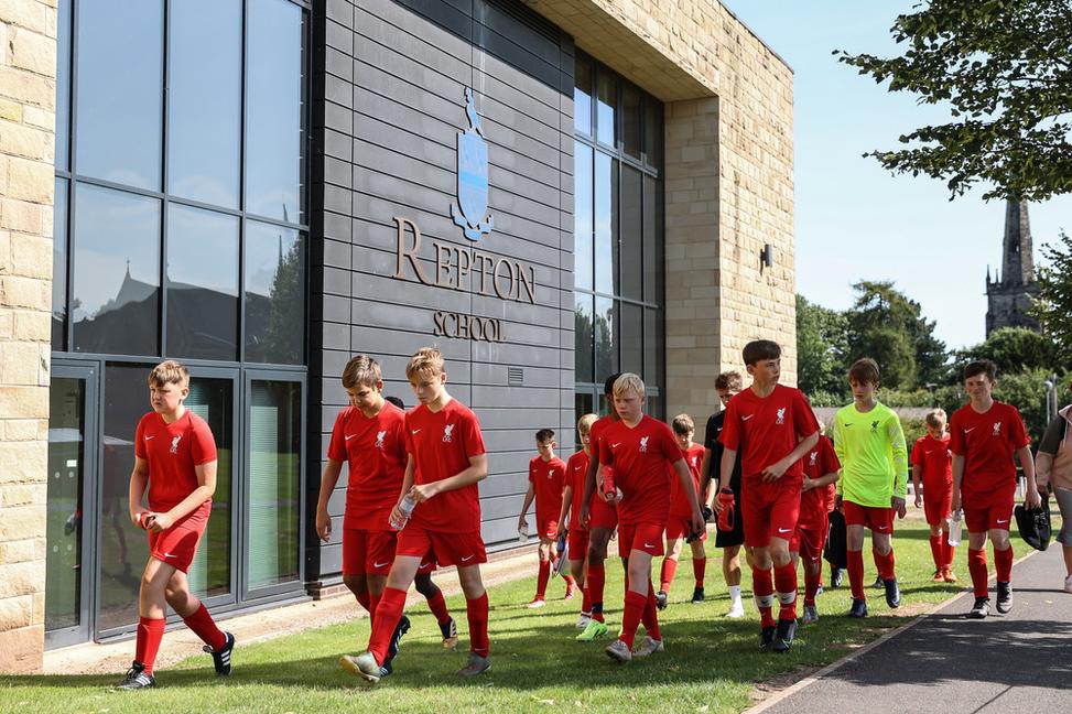 Letný futbalový tábor sme absolvovali v Anglicku s Liverpool FC.