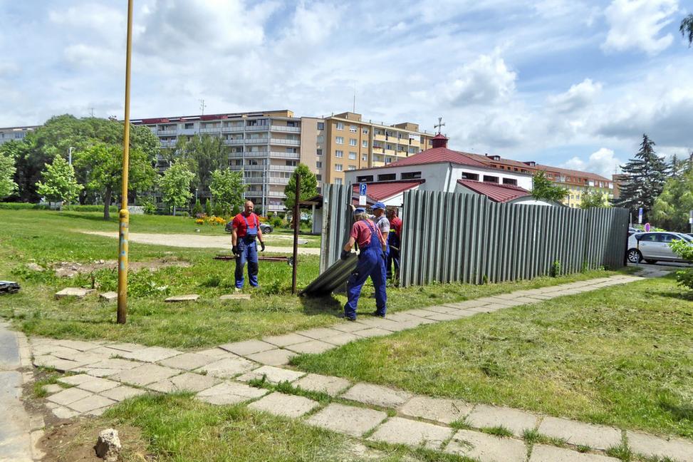 Foto-video: Hrdzavý plot odstránili, Košičania konečne vidia na pravoslávnu katedrálu