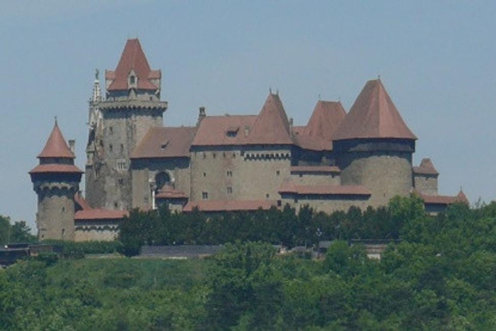 Hrad Kreuzenstein a mesto Korneuburg